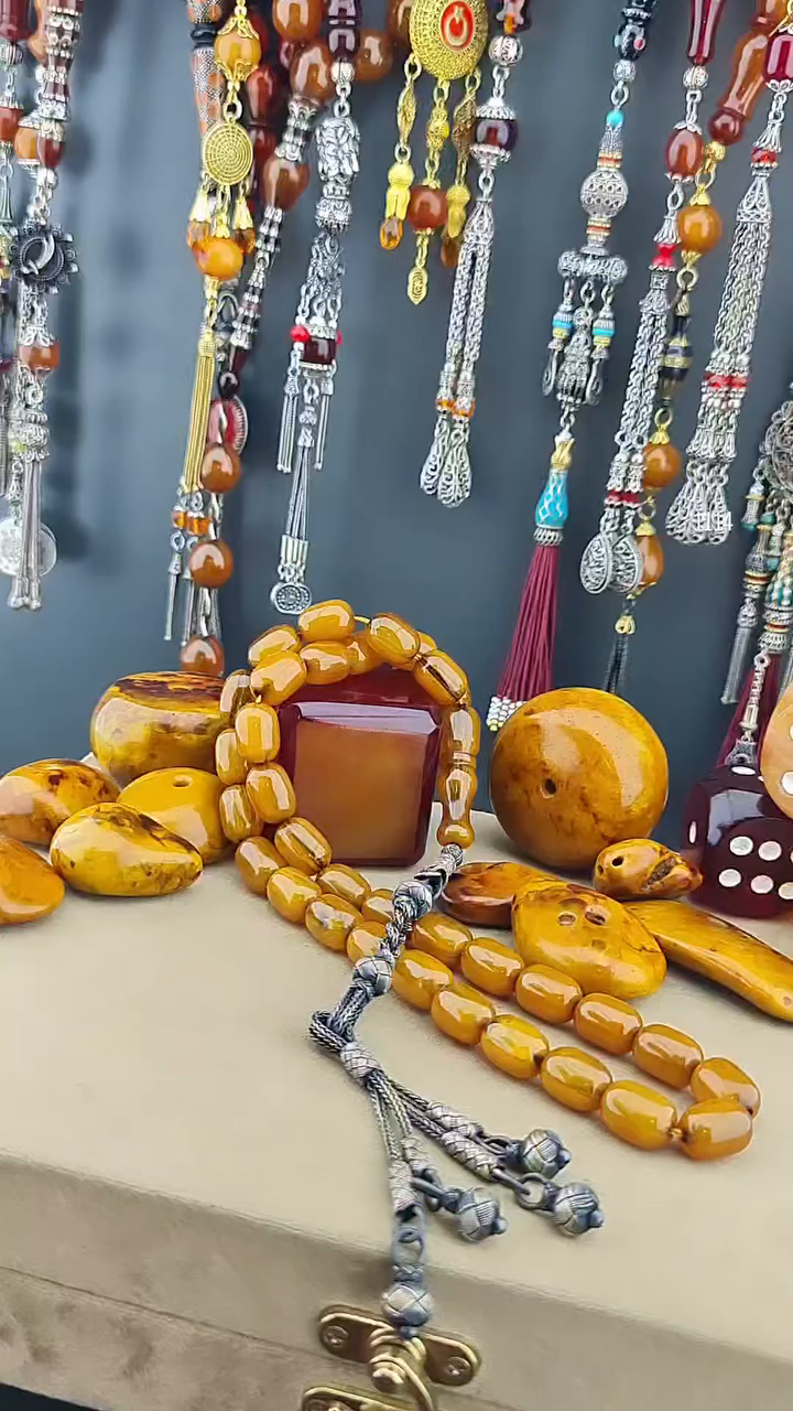 مسبحة كهرب مضغوط شغل يدوي - شرابة كازازية فضة خالص عيار 1000 (11×14 مم)