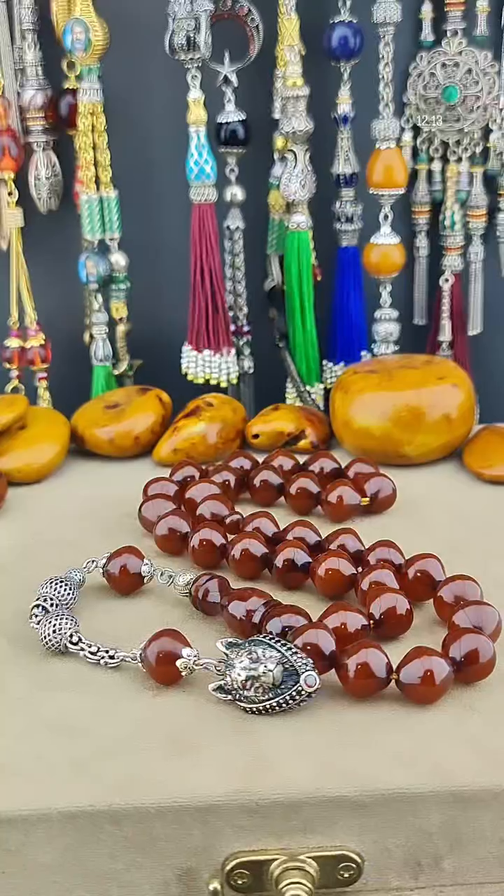 مسبحة كهرب مضغوط قصّة مكعبة شغل يدوي - شرابة فضة بتصميم الذئب (12×13 مم)