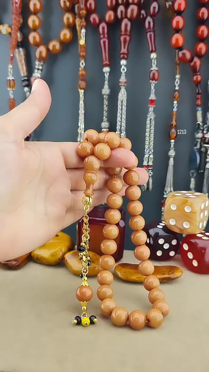 مسبحة كهرب مضغوط شغل يدوي لون زيتوني خردلي - شرابة فضة مطلية بالذهب (12×13 مم)