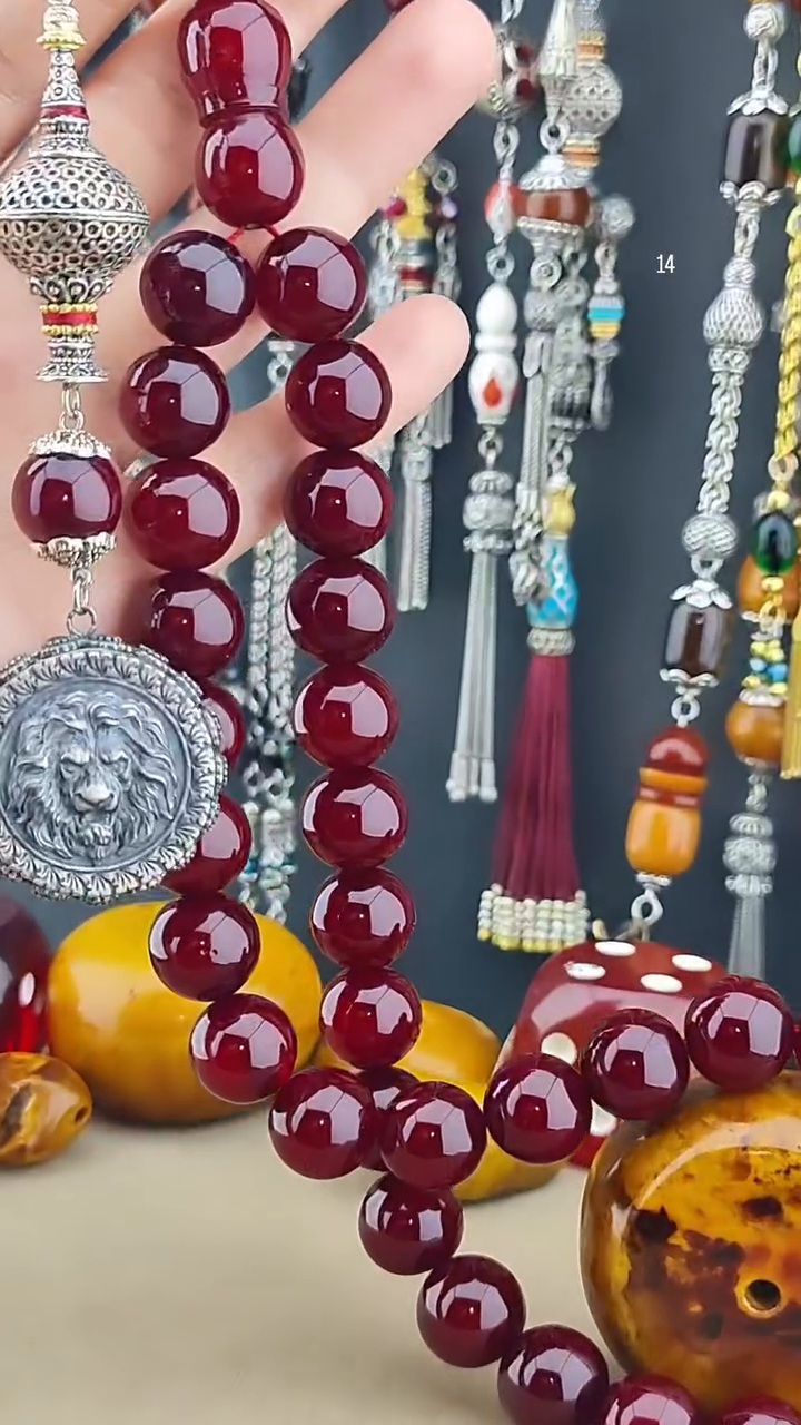 مسبحة كهرب مضغوط شغل يدوي ثقب واحد أسفل الشاهد - شرابة فضة مع قلادة الأسد (14 مم)