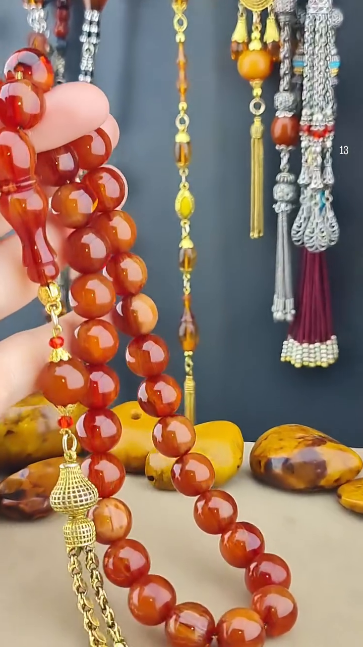 مسبحة كهرب مضغوط معرق بالكامل شغل يدوي - شرابة فضة مطلية بالذهب (13 مم)
