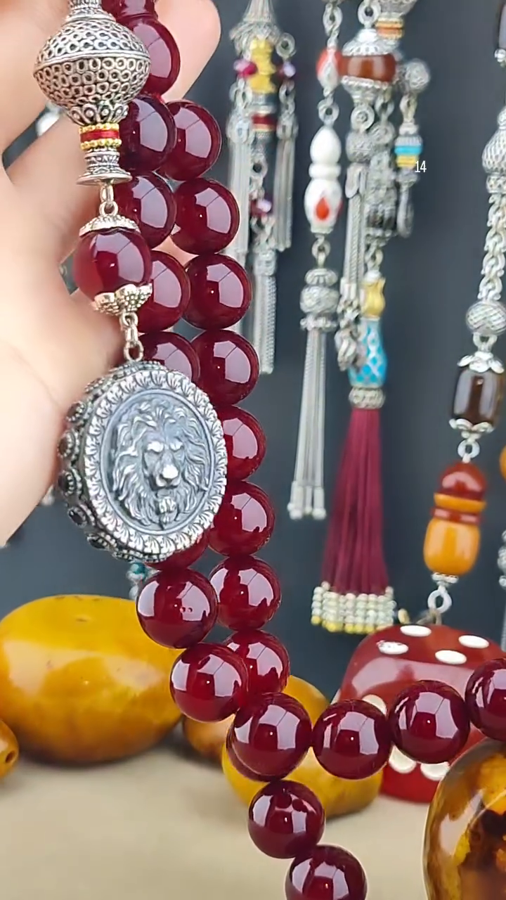 مسبحة كهرب مضغوط شغل يدوي ثقب واحد أسفل الشاهد - شرابة فضة مع قلادة الأسد (14 مم)