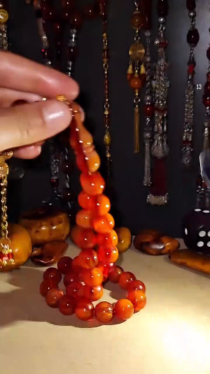 مسبحة كهرب مضغوط معرق بالكامل شغل يدوي - شرابة فضة مطلية بالذهب (13 مم)