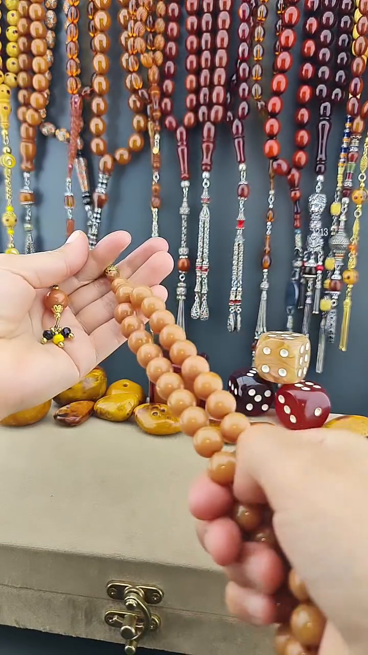 مسبحة كهرب مضغوط شغل يدوي لون زيتوني خردلي - شرابة فضة مطلية بالذهب (12×13 مم)