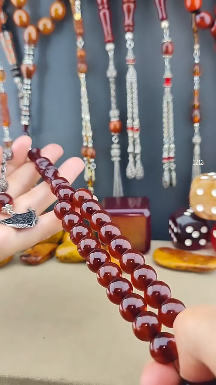مسبحة كهرمان ناري يدوية الصنع - قطعة واحدة | كامجة فضية بشكل ترس وسيف