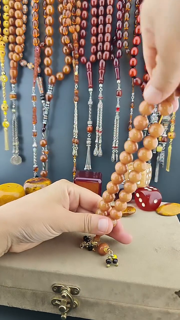مسبحة كهرب مضغوط شغل يدوي لون زيتوني خردلي - شرابة فضة مطلية بالذهب (12×13 مم)