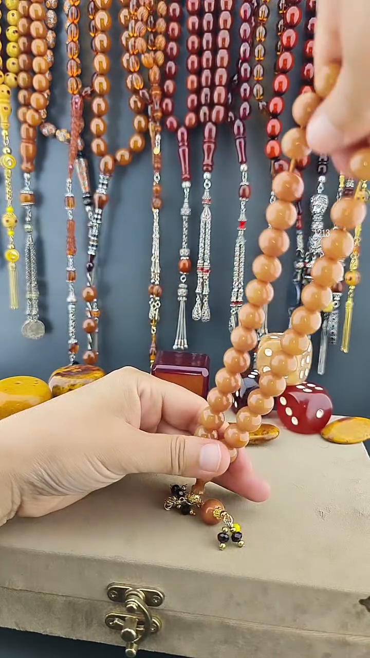 مسبحة كهرب مضغوط شغل يدوي لون زيتوني خردلي - شرابة فضة مطلية بالذهب (12×13 مم)